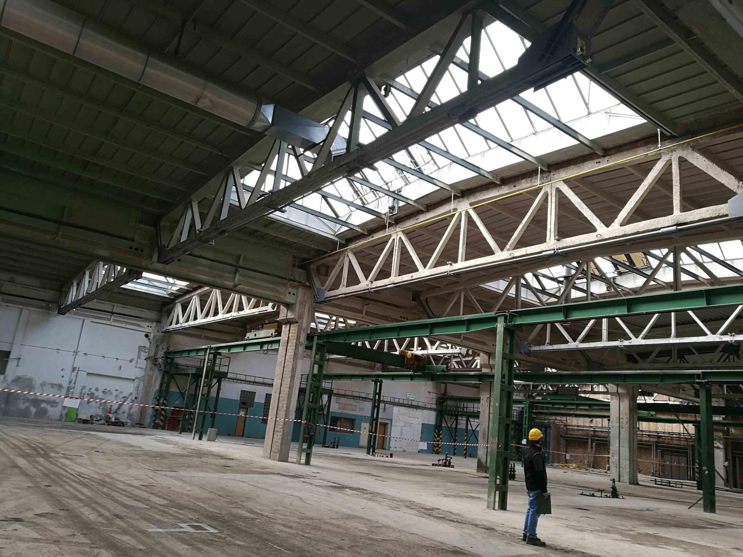 Aktuálně.cz Report: Hundreds of Czech Industrial Halls Facing Risk of Collapse.